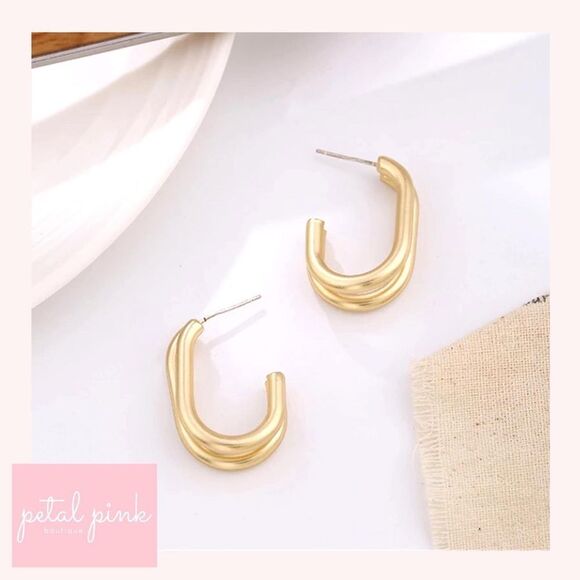 Matte Goldtone D-Shaped Stud Earrings Trending Chic - Picture 4 of 7